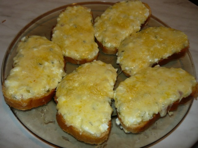Бутерброды сыр с чесноком и яйцом