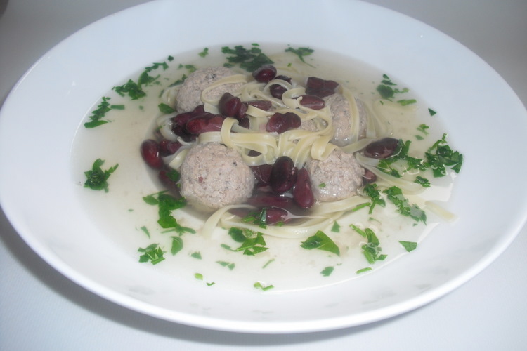 Хямраши-суп с фрикадельками,домашней лапшой и фасолью