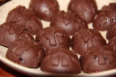 Шоколадные конфеты с курагой и вишневым джемом : Десерты