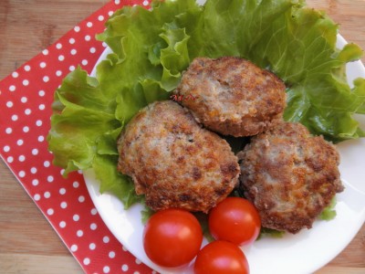 Сочные говяжьи котлеты (с кабачком и овсянкой) : Вторые блюда