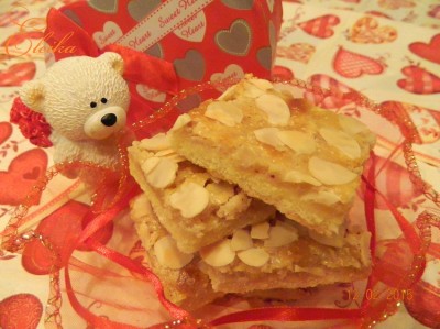 Печенье с ореховой помадкой и миндальными лепестками : Выпечка сладкая